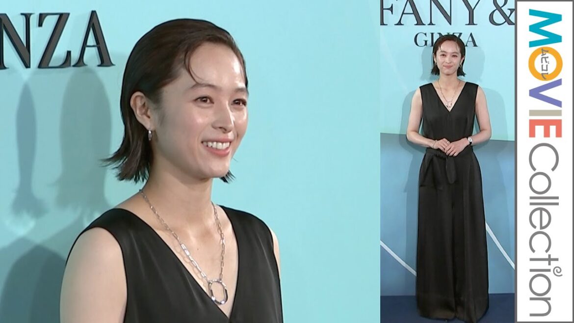 清野菜名、Vネックで二の腕のぞかせた黒のセットアップ姿／「ティファニー 銀座」オープニングイベント