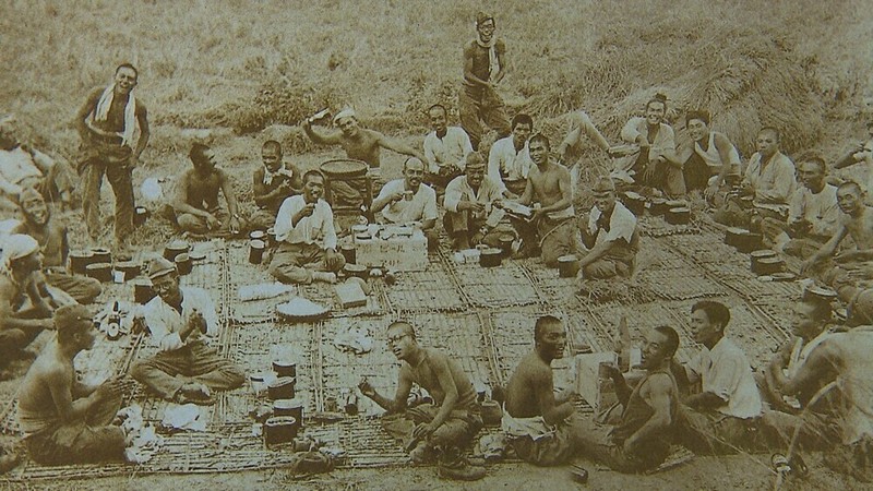 番組冒頭に登場する写真。日中戦争下に、戦地で日本兵がうたげをする様子を捉えた