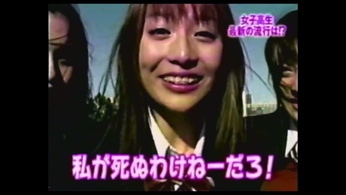 映画『近畿地方のある場所について』呪いのメールを前に「私が死ぬわけねーだろ！」と笑う女子高生、　しかしその後彼女は─！？平成感溢れるテレビ番組映像（4／4）【2025年8月8日公開】