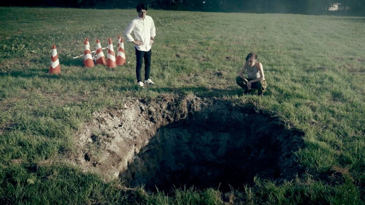 最愛の息子を助けるため謎の「穴」へ入る事を決意/映画『男神』本編映像 最愛の息子を助けるため謎の「穴」へ入る事を決意/映画『男神』本編映像