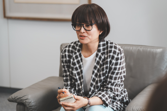 赤江珠緒、古巣ABCドラマで“俳優出演” 『朝山家』冒頭メガネ姿「お見逃しなく〜」【コメント全文】 | ORICON NEWS | 国内海外のニュース 赤江珠緒、古巣ABCドラマで“俳優出演” 『朝山家』冒頭メガネ姿「お見逃しなく〜」【コメント全文】 | ORICON NEWS | 国内海外のニュース