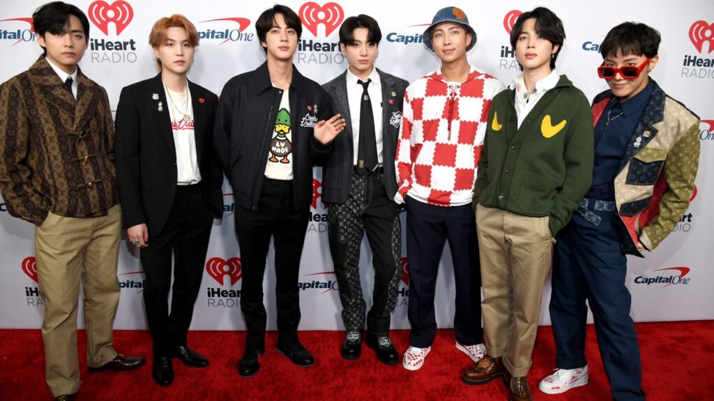 2021年12月3日、ザ・フォーラムで開催された「ジングル・ボール2021」に出席したBTSのメンバーたち 写真:Kevin Mazur/Getty Images for iHeartRadio