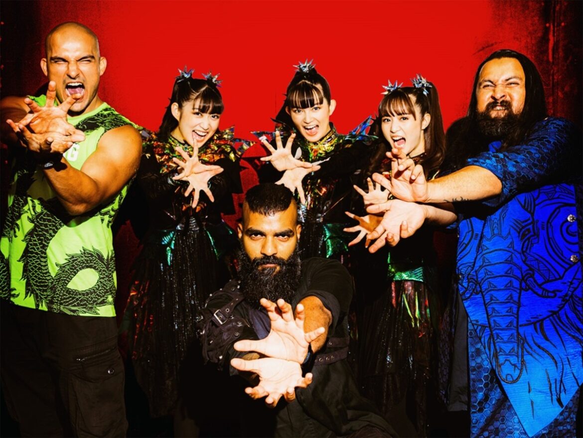BABYMETAL、ニュー・アルバム『METAL FORTH』からゲストにBLOODYWOOD迎えた先行シングル「Kon! Kon! feat. Bloodywood」配信スタート＆MV公開！ - 激ロック
