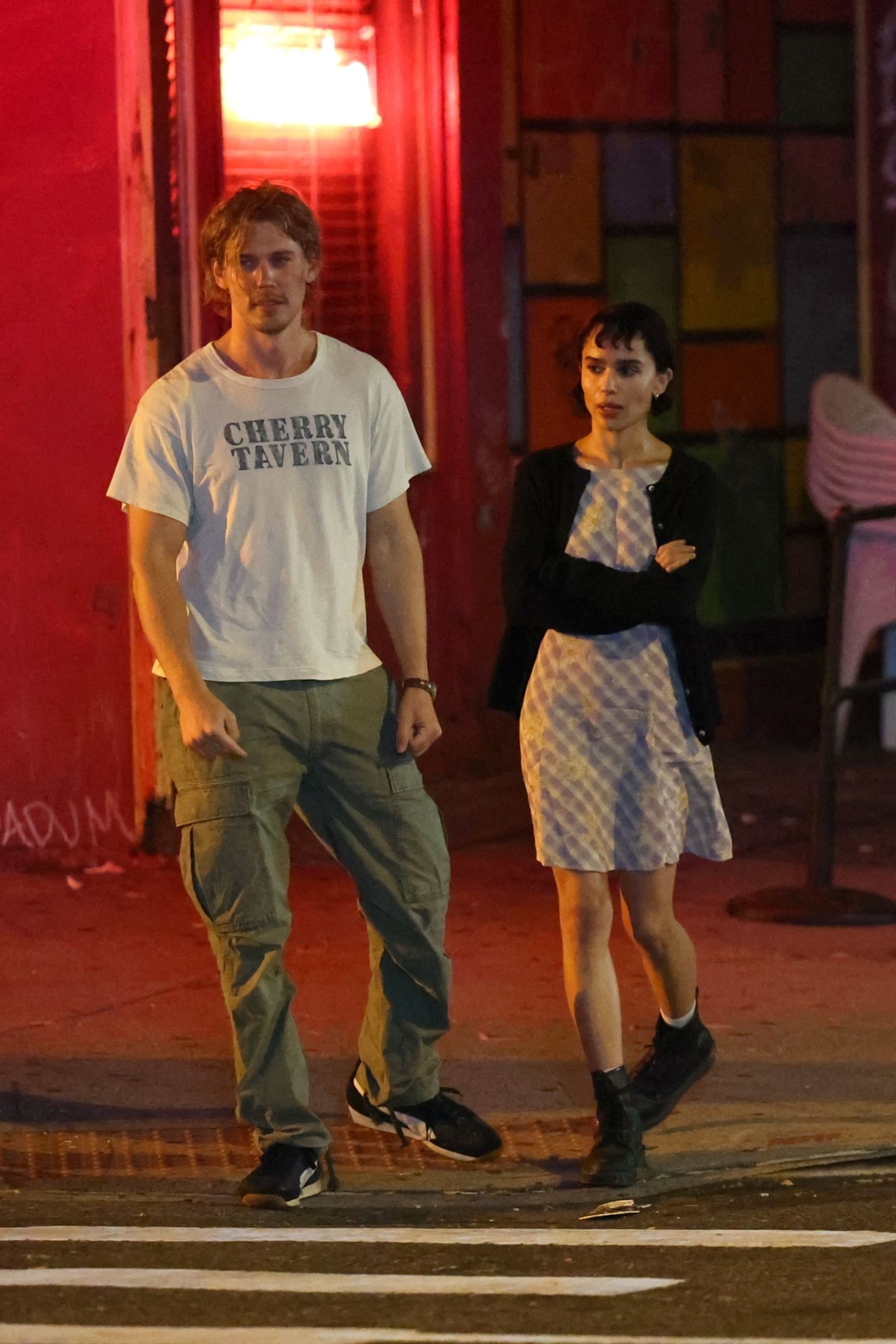 ゾーイ・クラヴィッツ、オースティン・バトラーZoë Kravitz and Austin Butler get into character as they are seen filming a night scene for Caught...