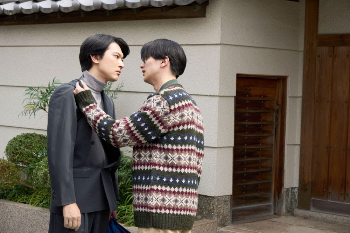吉沢亮さん（左）と横浜流星さんが取っ組み合うシーン（©吉田修一／朝日新聞出版　©２０２５映画「国宝」製作委員会）