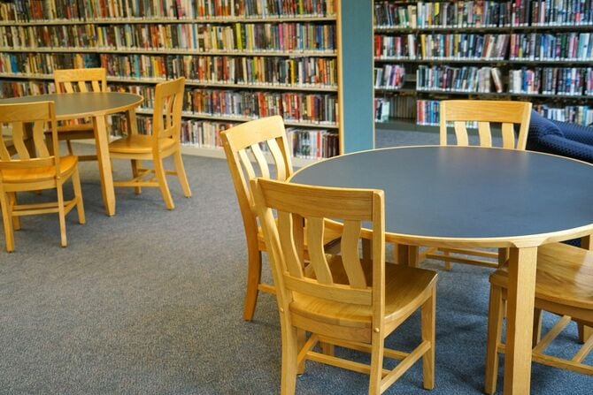 図書館の本棚の前の丸いテーブル