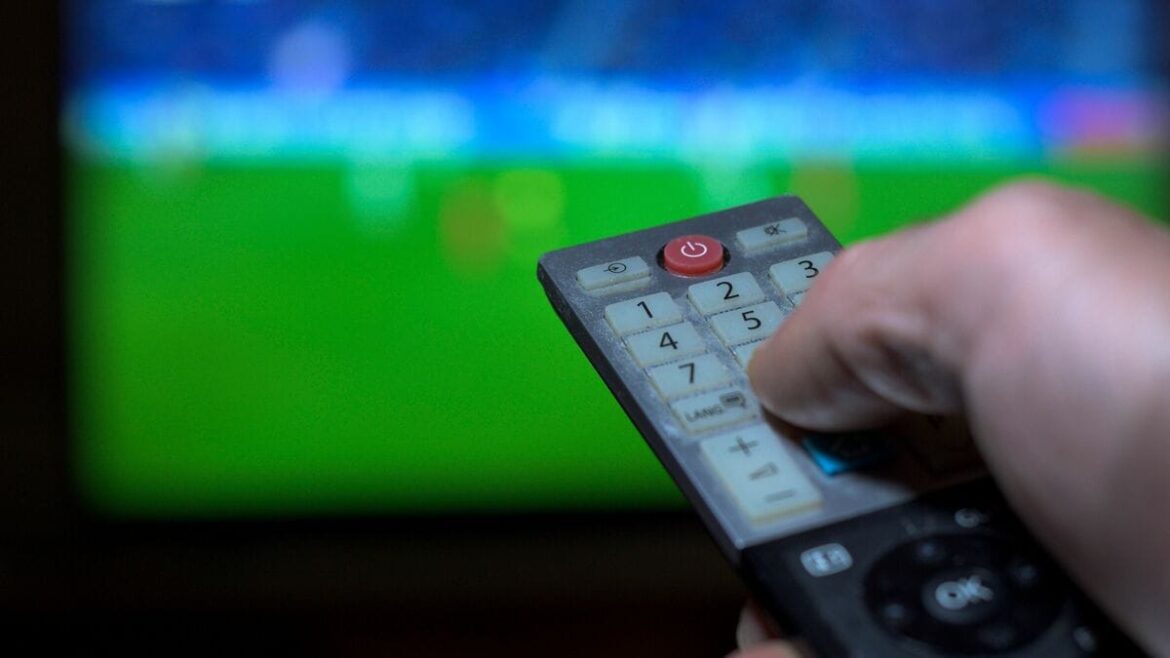 テレビ局がネトフリ､アマプラの下請けになる日は近い…テレビのリモコンを見ればわかる劇的な変化 テレビは｢ネット動画ディスプレイ｣になった | PRESIDENT Online（プレジデントオンライン）