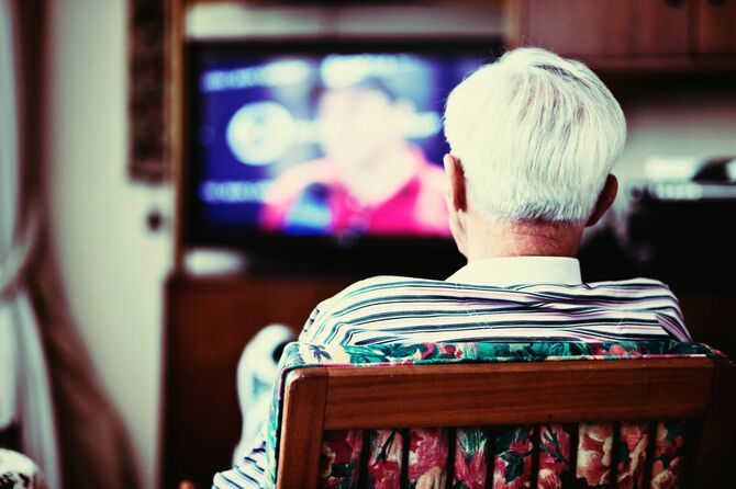 テレビを見ているシニア男性