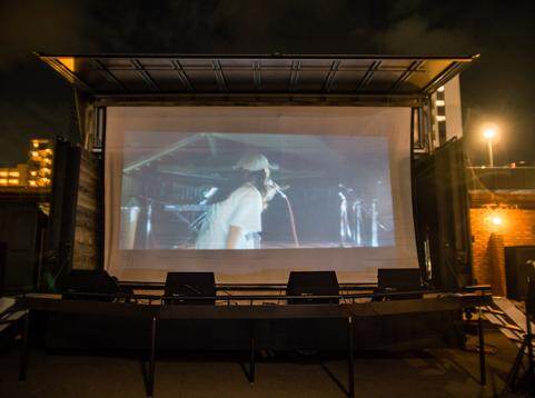 屋外ビアラウンジが明治公園に、『時をかける少女』上映の野外映画イベントも｜写真2