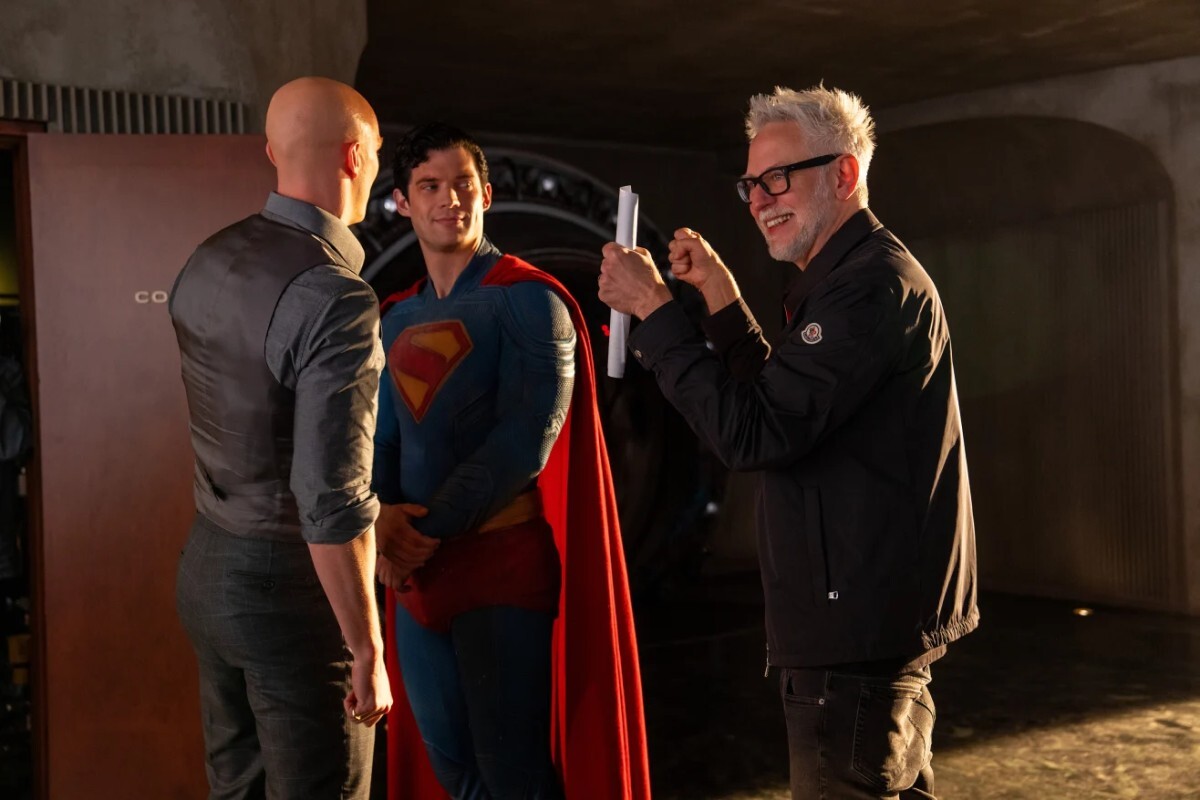映画「スーパーマン」の撮影現場。ニコラス・ホルト、デビッド・コレンスウェット、そしてジェームズ・ガン監督の姿が見える/Jessica Miglio/Warner Bros. 