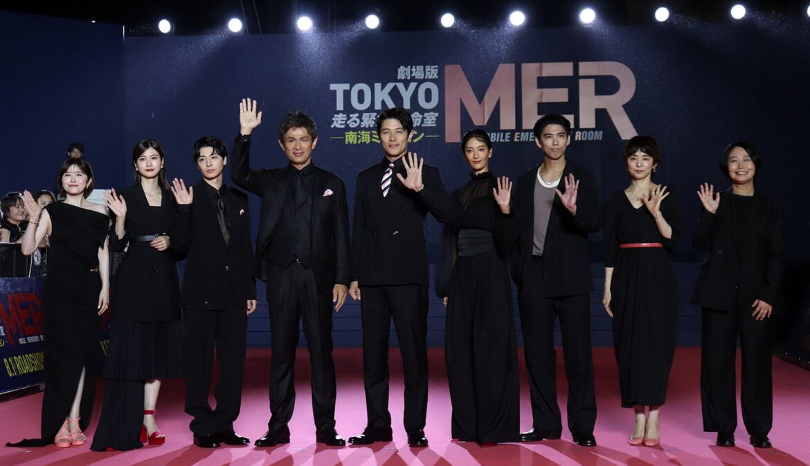 鈴木亮平『TOKYO MER』2年ぶり映画第2作は「素晴らしい作品だと自負」 – THR Japan 左から宮澤エマ、生見愛瑠、高杉真宙、江口洋介、鈴木亮平、菜々緒、賀来賢人、石田ゆり子、松木彩監督 ©︎The Hollywood Reporter Japan