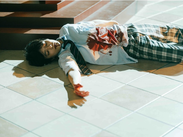 【写真を見る】制服が血まみれになり、口元から血を垂らす陸人(櫻井海音)