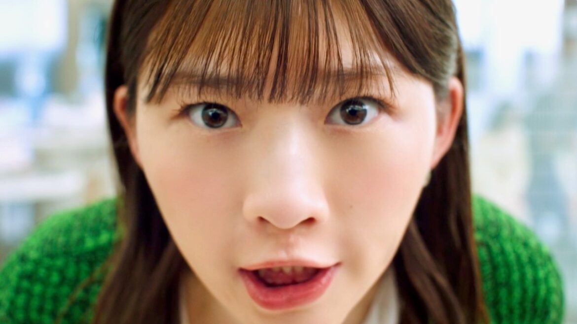 伊藤沙莉、勢い余った顔圧で共演者のまつ毛を飛ばす!?全国信用金庫協会 CM＋インタビュー＋メイキング