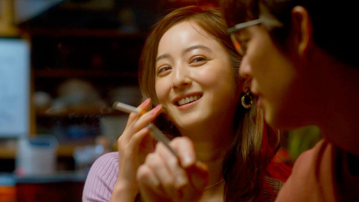 佐々木希、秋田弁でタバコをふかす…主題歌は優河「あわい」／岸井ゆきの&宮沢氷魚W主演映画『佐藤さんと佐藤さん』予告編
