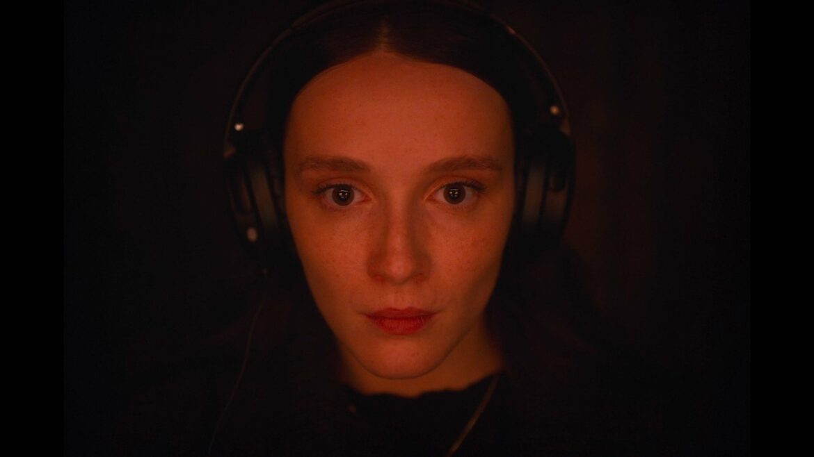 連続殺人犯に魅了された女性を描く…映画『RED ROOMS レッドルームズ』予告