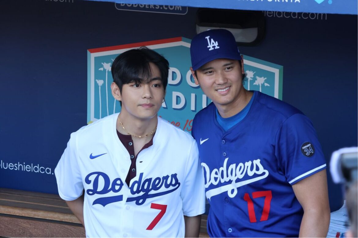 ドジャースタジアムに姿を現した「ＢＴＳ」Ｖ（左）と記念撮影する大谷翔平(カメラ・竹内　夏紀)