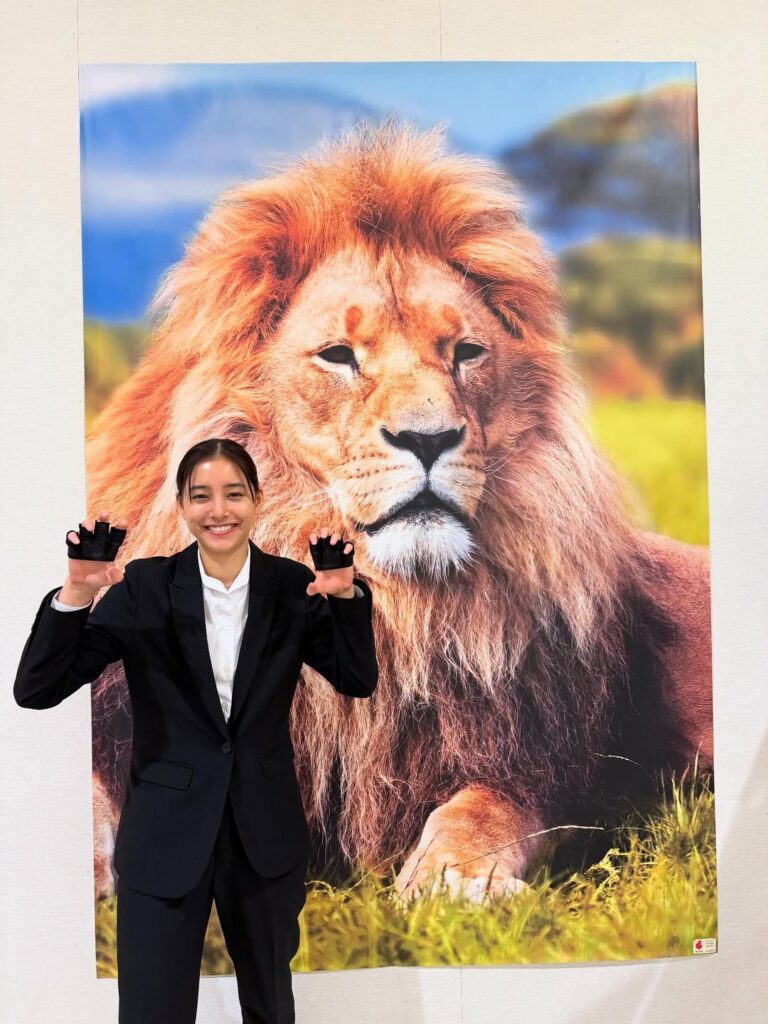 「可愛すぎる」新木優子、ドラマのロケ地でライオンポーズを披露？！ | 話題の投稿 | スポーツブル (スポブル)