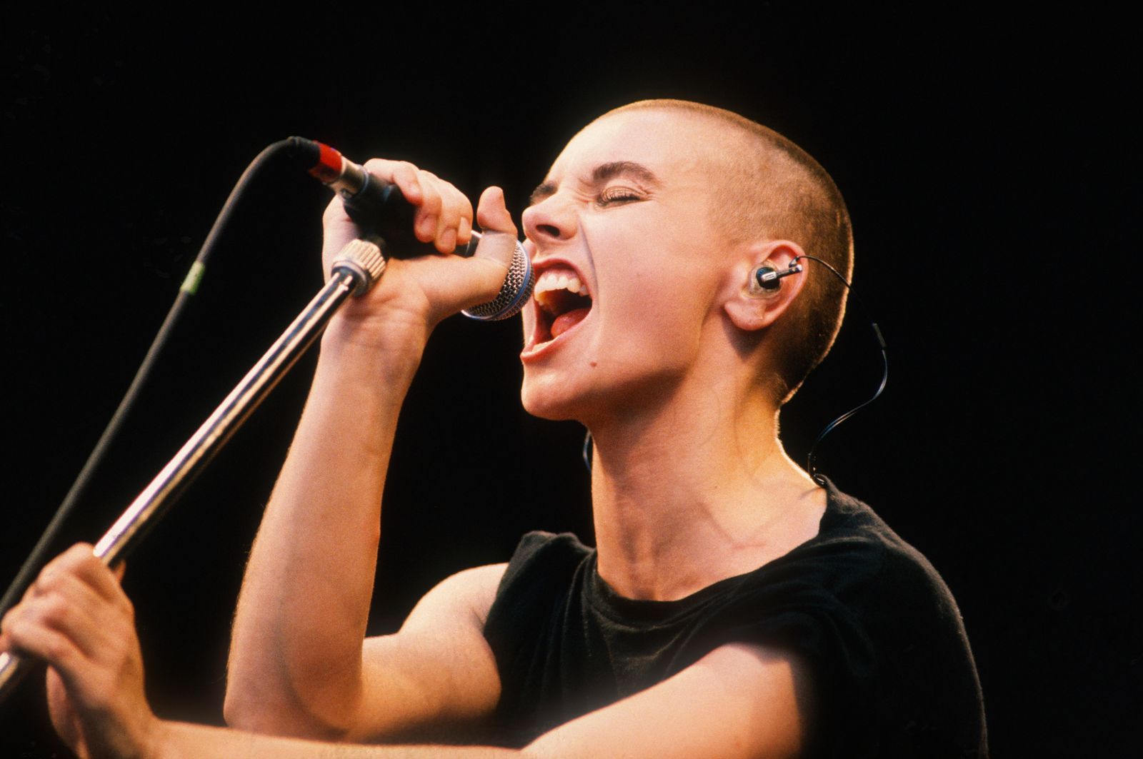 シネイド・オコナーSinead O'Connor  performs on stage at TorhoutWerchter Festival Torhout Belgium 7th July 1990.
