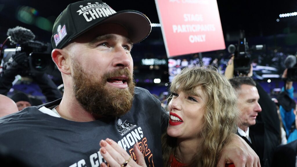 トラビス・ケルシー、テイラー・スウィフト 写真: PATRICK SMITH/GETTY IMAGES