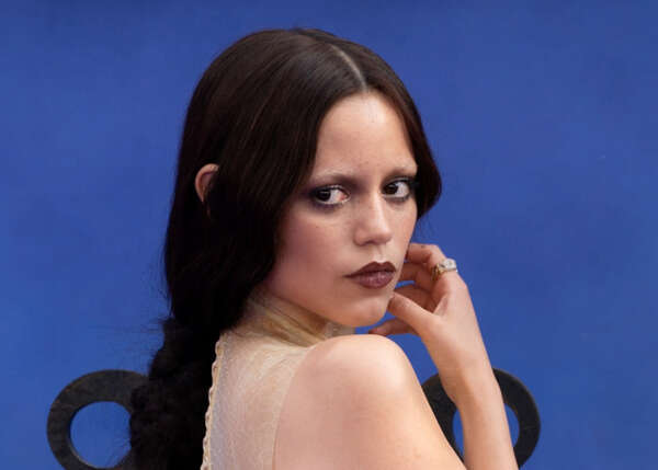 ジェナ・オルテガ、プロモーション中のドレスがきつくて階段を上れず – au Webポータル ジェナ・オルテガ、プロモーション中のドレスがきつくて階段を上れず - au Webポータル