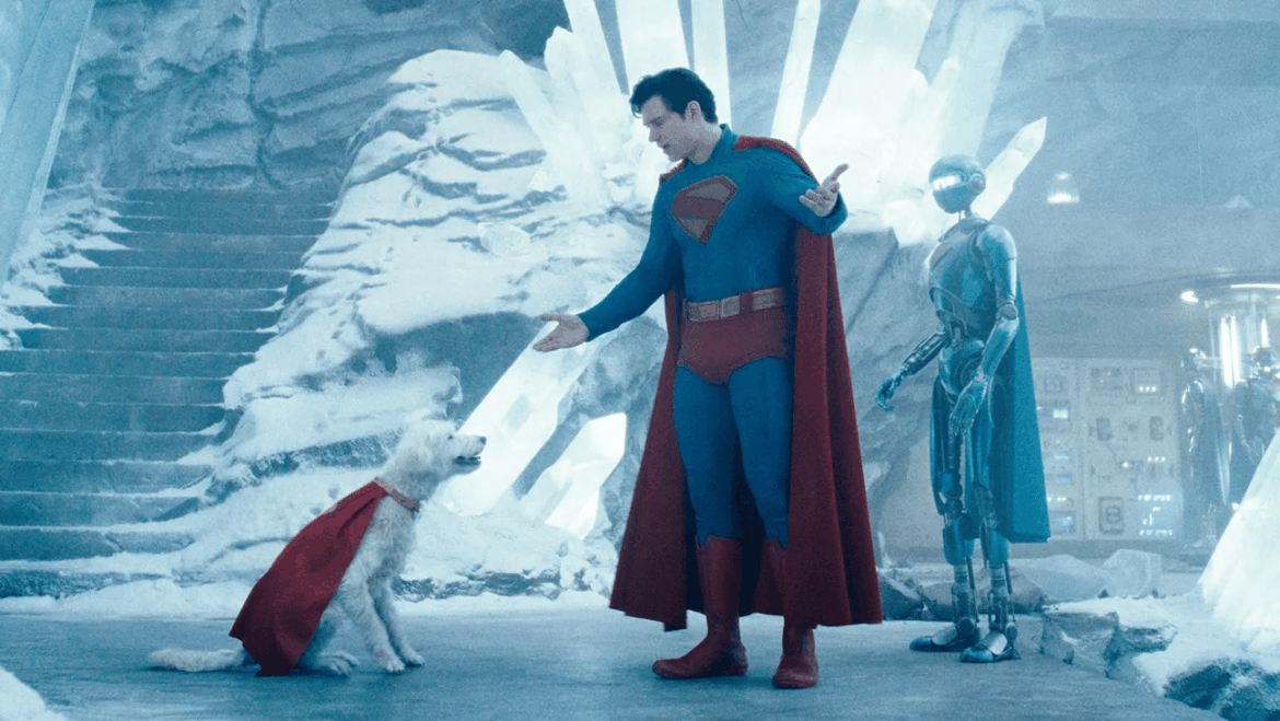 『スーパーマン』世界興収6億ドル突破!DC復活を告げる歴史的ヒット、マーベル新作を圧倒 – ザ・ハリウッド・リポーター・ジャパン スーパーマン役のデヴィッド・コレンスウェットとスーパードッグ“クリプト”、ジェームズ・ガン監督の『スーパーマン』より 写真:Courtesy of Warner Bros. Pictures