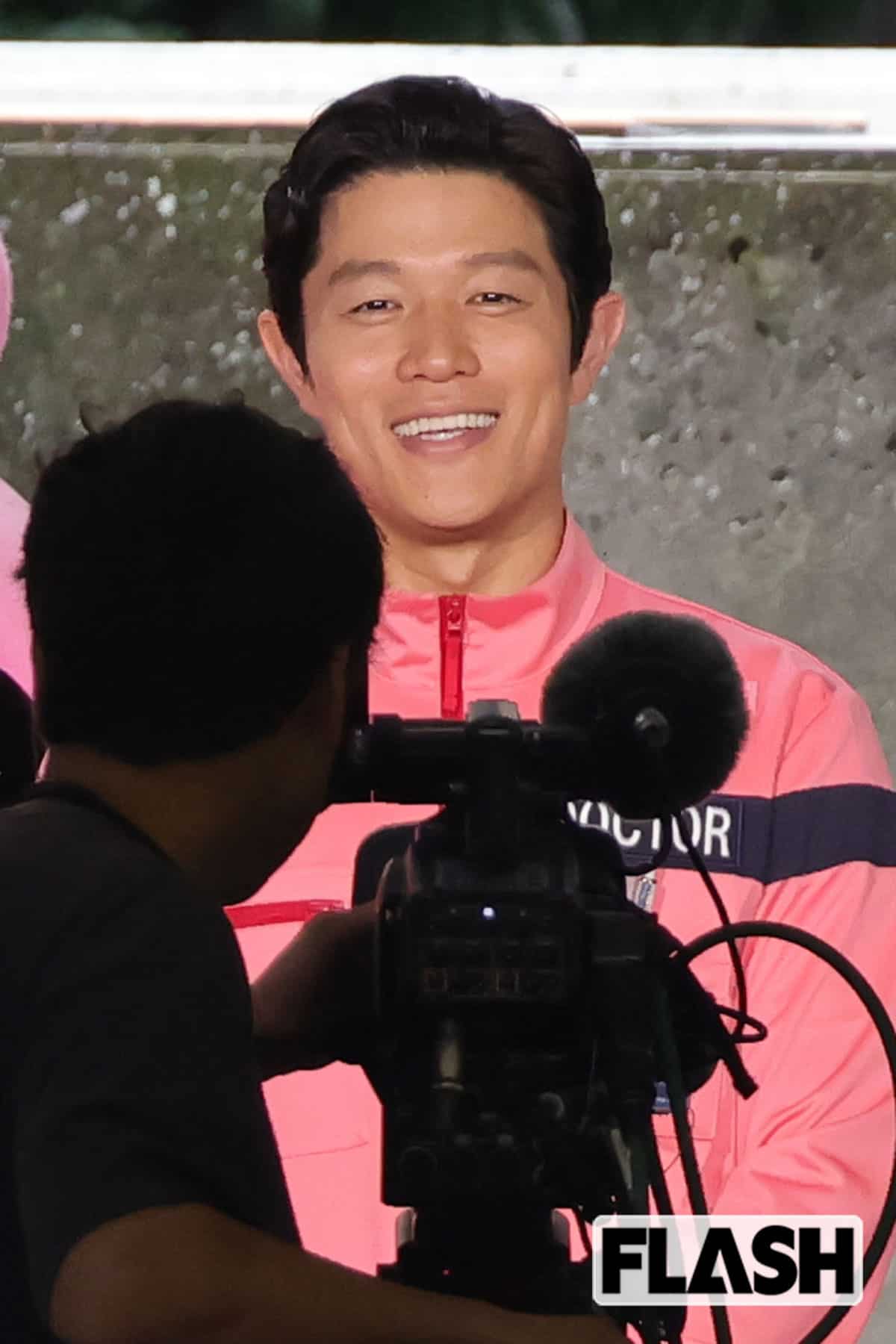 鈴木亮平 新作映画は実写邦画で1位発進!多忙すぎる宣伝姿をキャッチ…そばで支えるのは有村架純似妻
