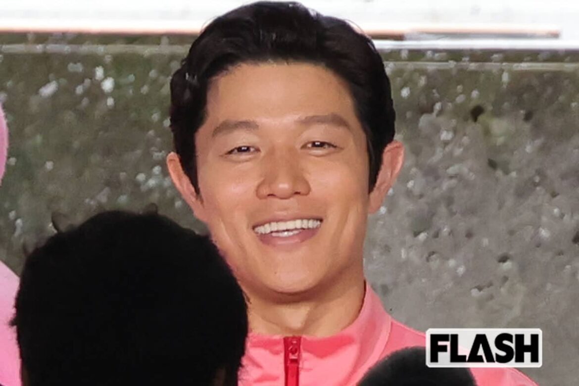 鈴木亮平　新作映画は実写邦画で1位発進！多忙すぎる宣伝姿をキャッチ…そばで支えるのは有村架純似妻 | Smart FLASH/スマフラ[光文社週刊誌]