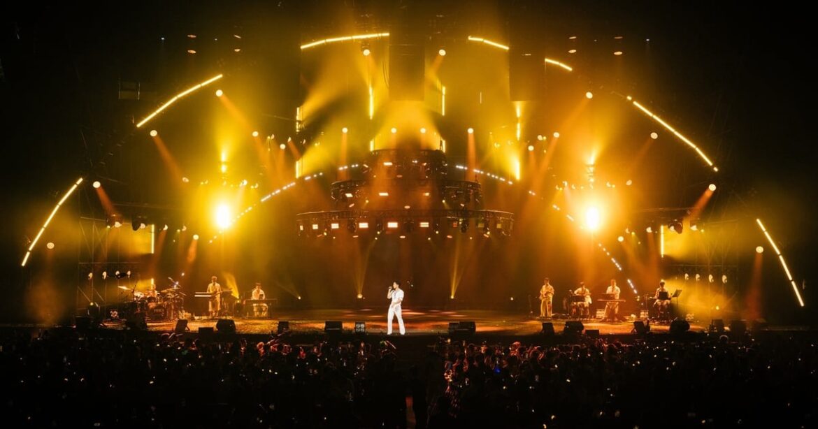 テクノロジーで強化されたベトナム音楽 人々は写真を撮ったり、ベトナムのミサイルや戦車に触れたりして驚いていました。