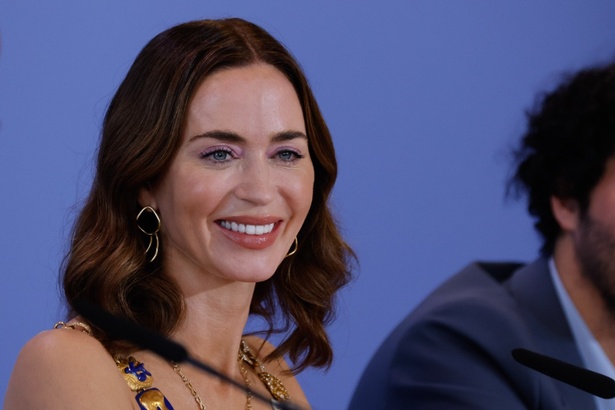 ケアーの妻ドーンを演じたブラントは、演じるなかで「関係性が実際にどのように変化していくかの範囲を感じることができた」と語る