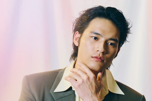 【写真を見る】工藤を演じるうえで、“痛み”に向き合ったという水上恒司。繊細な表情を撮りおろし
