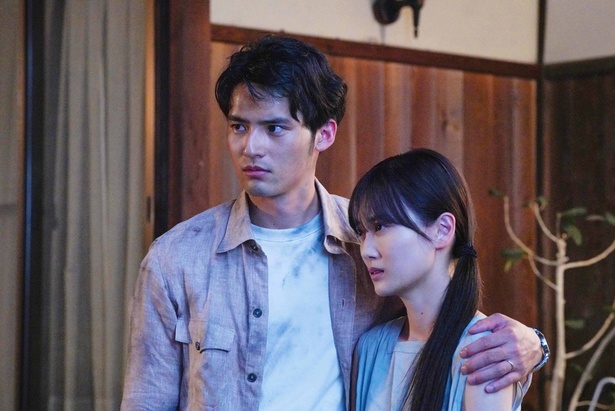 水上恒司と山下美月が先祖にまつわる怪異に翻弄される夫婦を体現