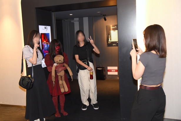 【写真を見る】上映後には“赤い人”と一緒に写真を撮ることもでき、大盛り上がりに！
