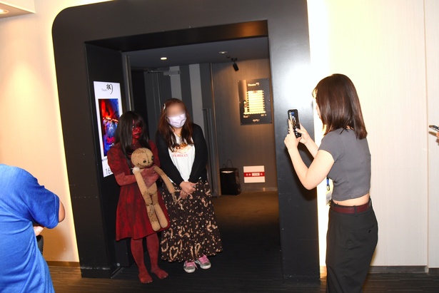 上映後には“赤い人”といっしょに写真を撮ることもでき、大盛り上がりに！