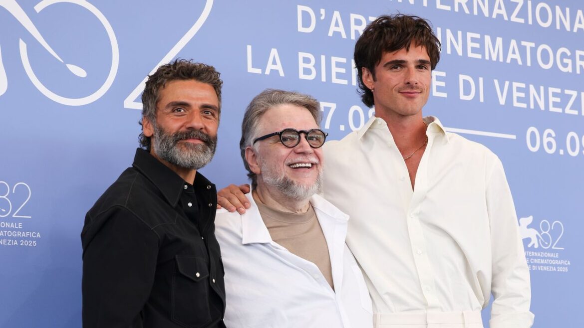 ギレルモ・デル・トロ監督作『フランケンシュタイン』、ヴェネチア国際映画祭で史上最長13分のスタンディングオベーション | Vogue Japan