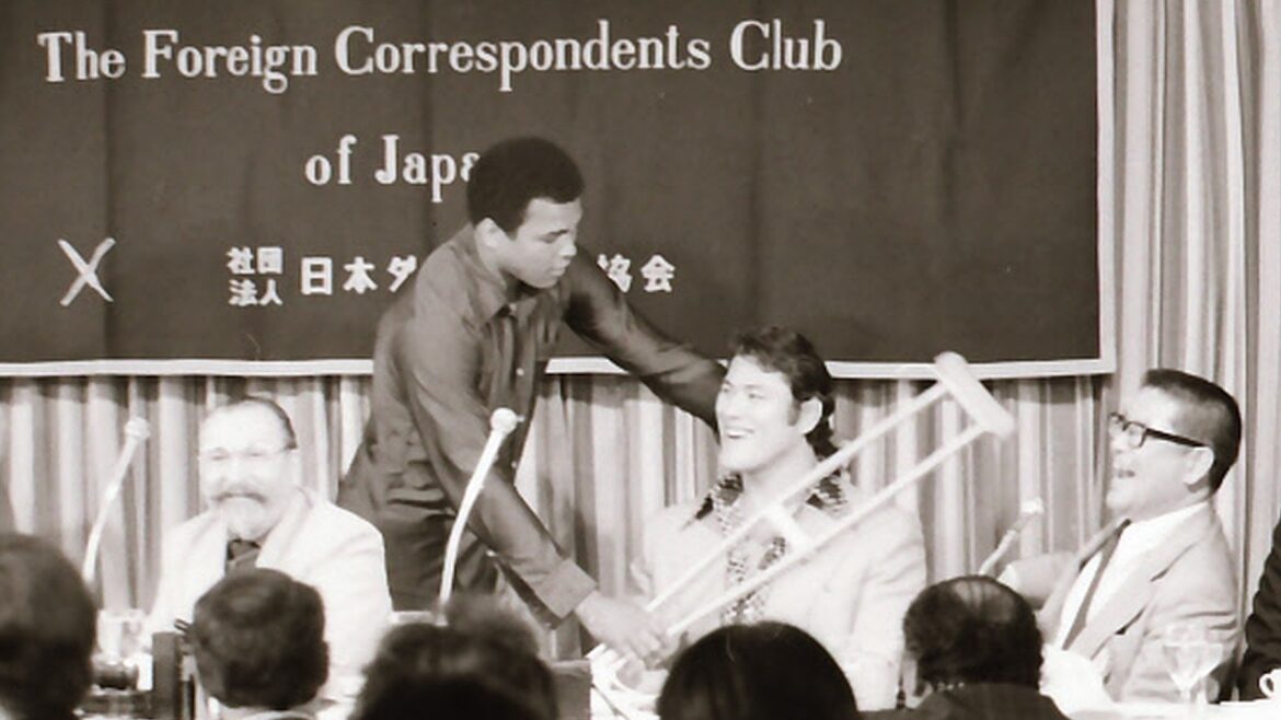 アントニオ猪木、モハメド・アリ黙らせる松葉杖のプレゼント!『歴史の証言〜あの日 何が語られたのか〜:モハメド・アリ VS 猪木』予告編 アントニオ猪木、モハメド・アリ黙らせる松葉杖のプレゼント!『歴史の証言〜あの日 何が語られたのか〜:モハメド・アリ VS 猪木』予告編