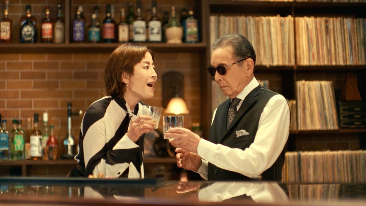 タモリ&宮沢りえ、10年ぶり共演！ジャズバーのマスターに乾杯のおねだり!?「Indeed PLUS」新TVCM