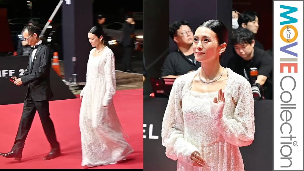 柴咲コウ、純白衣装で釜山国際映画祭レッドカーペットに登場！／映画『兄を持ち運べるサイズに』