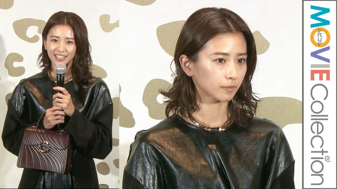 黒島結菜、光沢ある黒のトップスに「パンテール」のネックレス／「カルティエ 銀座4丁目ブティック」オープニングイベント
