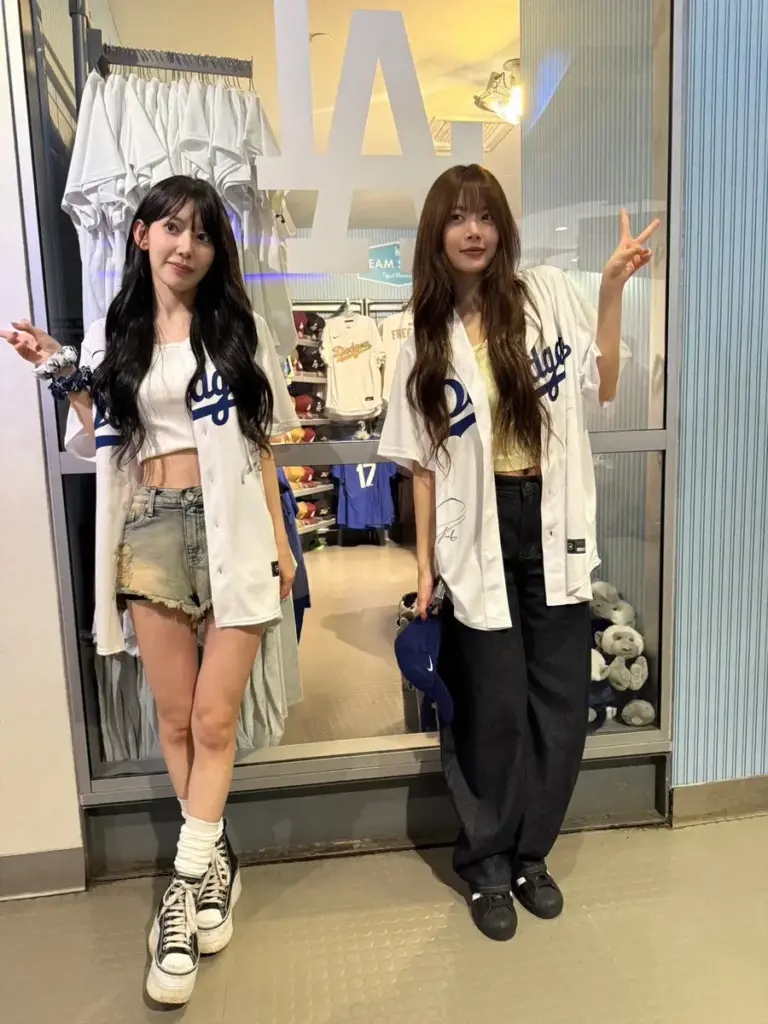 K―POP女性5人組「LE SSERAFIM（ル セラフィム）」のSAKURAこと宮脇咲良（左）とホン・ウンチェ（撮影・柳原 直之） - スポニチ Sponichi Annex