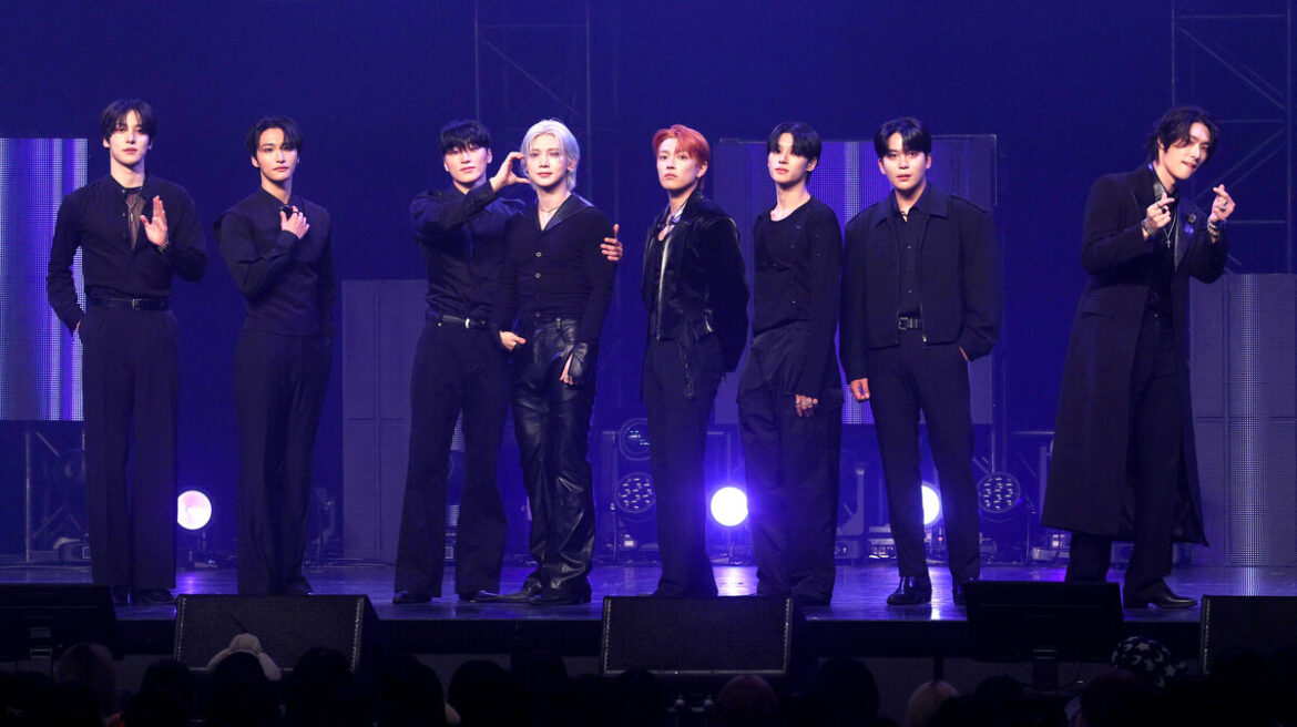 「ATEEZ」の（左から）YUNHO、SEONGHWA、SAN 、YEOSANG 、HONGJOONG、WOOYOUNG、JONGHO、MINGI