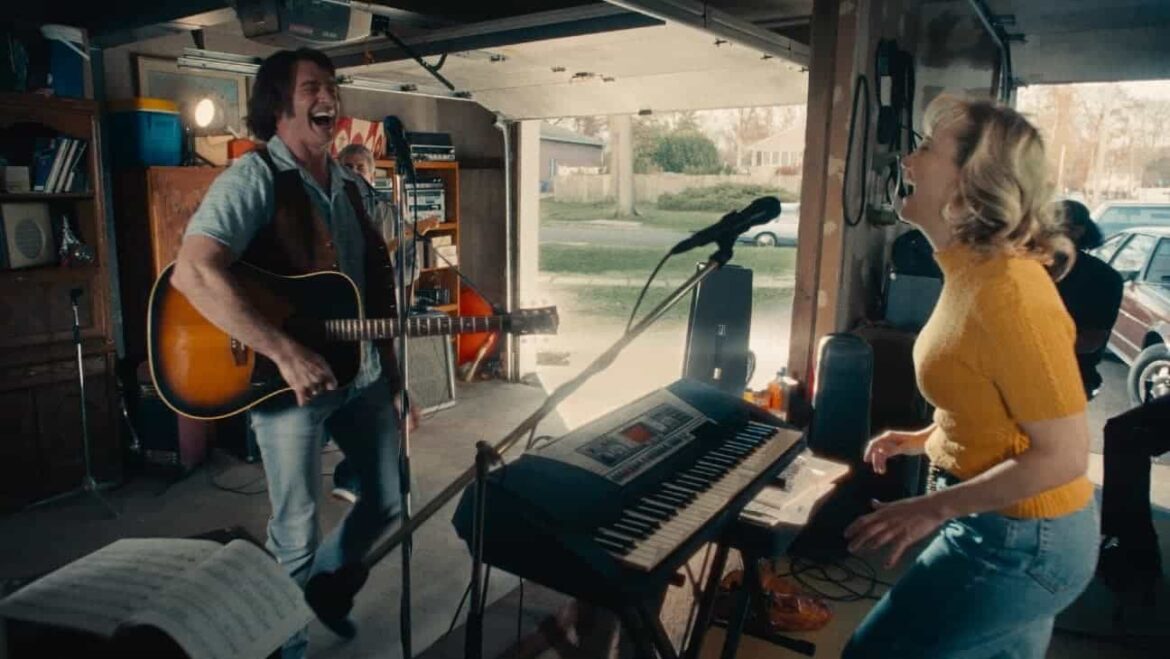 『Song Sung Blue』予告編公開|ヒュー・ジャックマン×ケイト・ハドソンが圧巻の歌声を披露!実話に基づく音楽ドラマ – THR Japan 映画『Song Sung Blue(原題)』より 写真:Courtesy of Focus Features