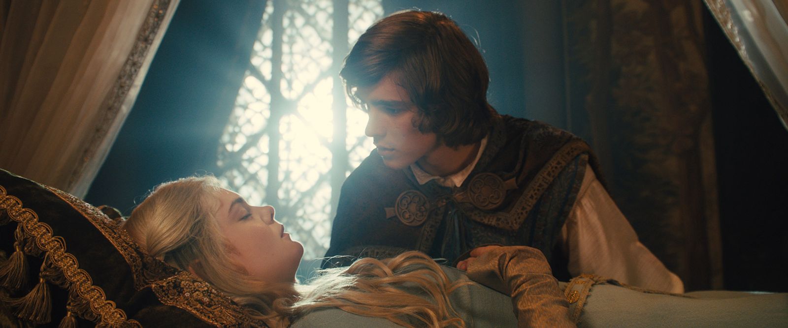エル・ファニング、ブレントン・スウェイツ『マレフィセント』MALEFICENT  Elle Fanning Brenton Thwaites 2014.