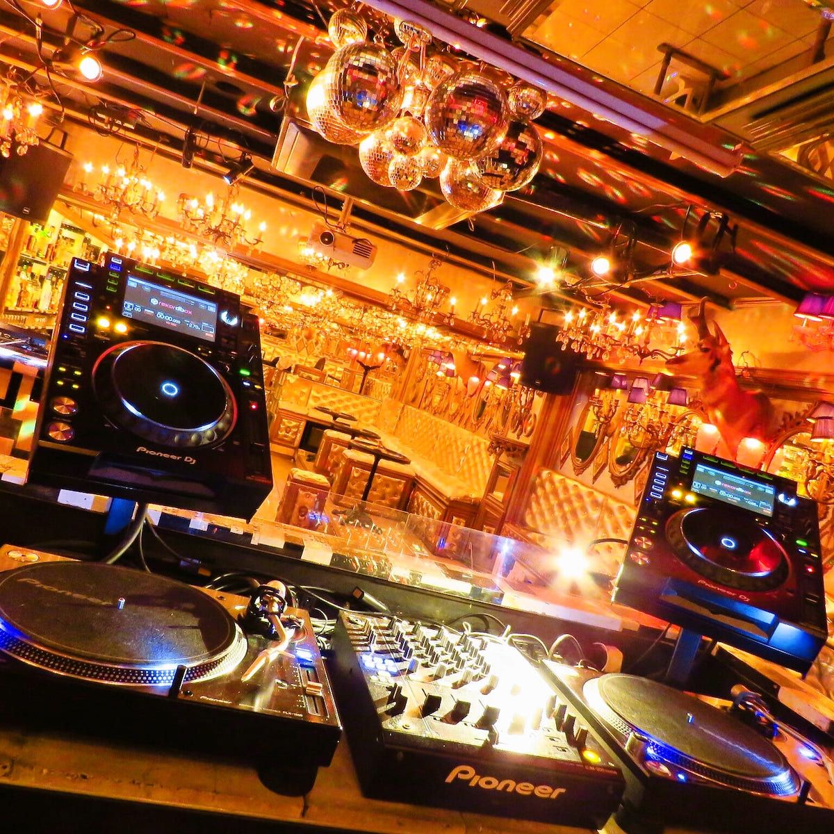 デジタル音源を自由に操るCDJ3000とアナログ盤のプレイをサポートするPLX500。