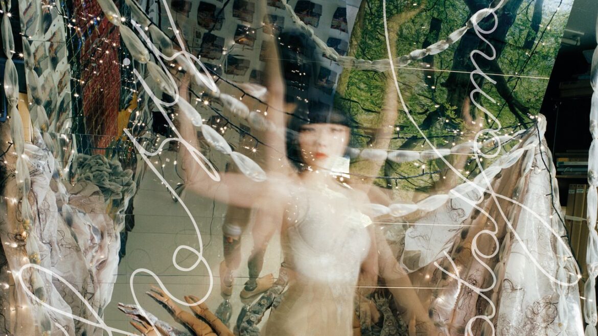 片山真理がアーティストブック『Synthesis』を刊行。過去6年間にわたる写真の仕事を壮観 | GQ JAPAN