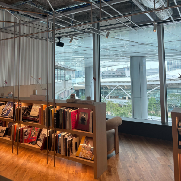 「ニュウマン高輪」にオープンした「BUNKITSU TOKYO（ブンキツ トーキョー）」のPanorama Lounge（パノラマラウンジ）