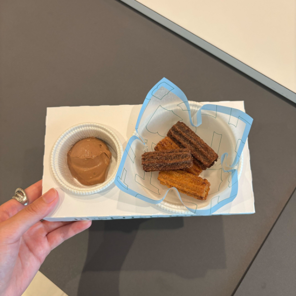 「ニュウマン高輪」にオープンした「BUNKITSU TOKYO（ブンキツ トーキョー）」のCafe ensemble（カフェアンサンブル）に併設するカフェの「チュロス（シナモンシュガー）」