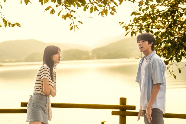 自分の夢について語り合う2人。美しい世界の光が、彼らの恋と未来を包み込む