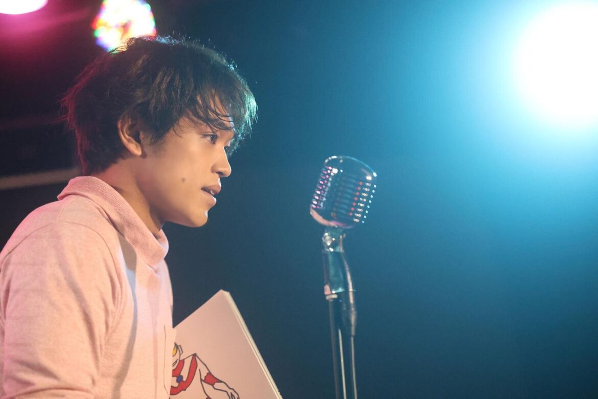 映画『初恋芸人』12/19(金)より公開決定＆特報解禁、timelesz原嘉孝が‟何者でもない男”に - ファッションプレス