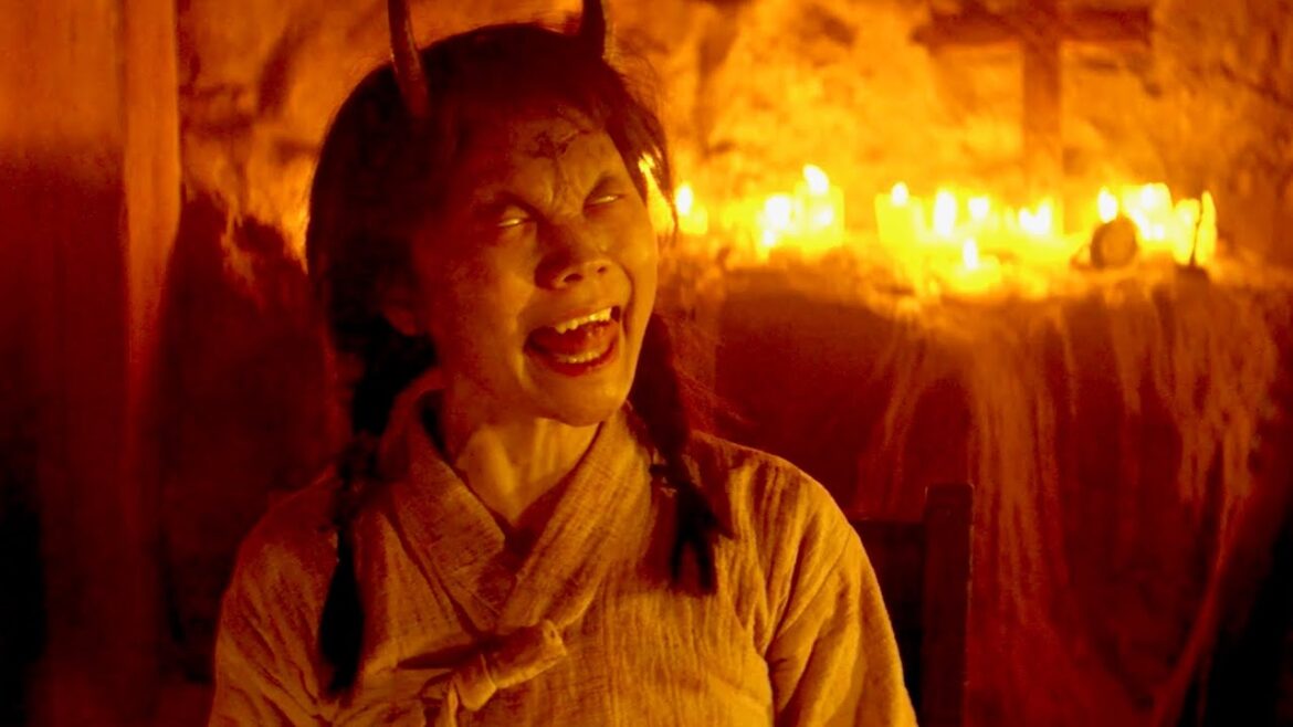 悪霊に憑かれた村人が全力で人間を小馬鹿にして煽る／映画『ハンサム・ガイズ』 本編映像