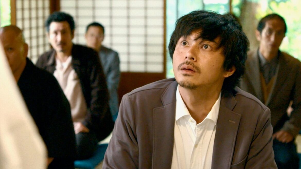 東出昌大、刃物の前で震える…狂気!千原ジュニアの儀式/映画『次元を超える』本編映像 東出昌大、刃物の前で震える…狂気!千原ジュニアの儀式/映画『次元を超える』本編映像